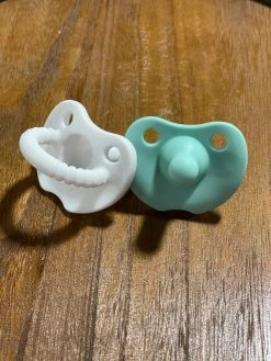 Three Hearts MINT/WHITE ROUND SILI SOOTHER